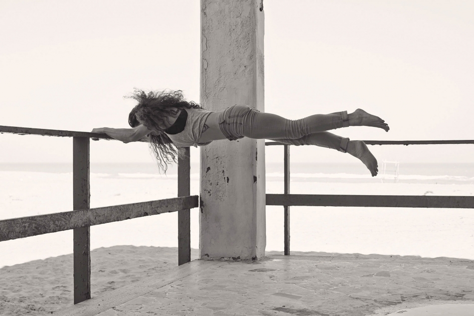 Sven Jacobsen Lifestyle Photographer Girl Flying Beach