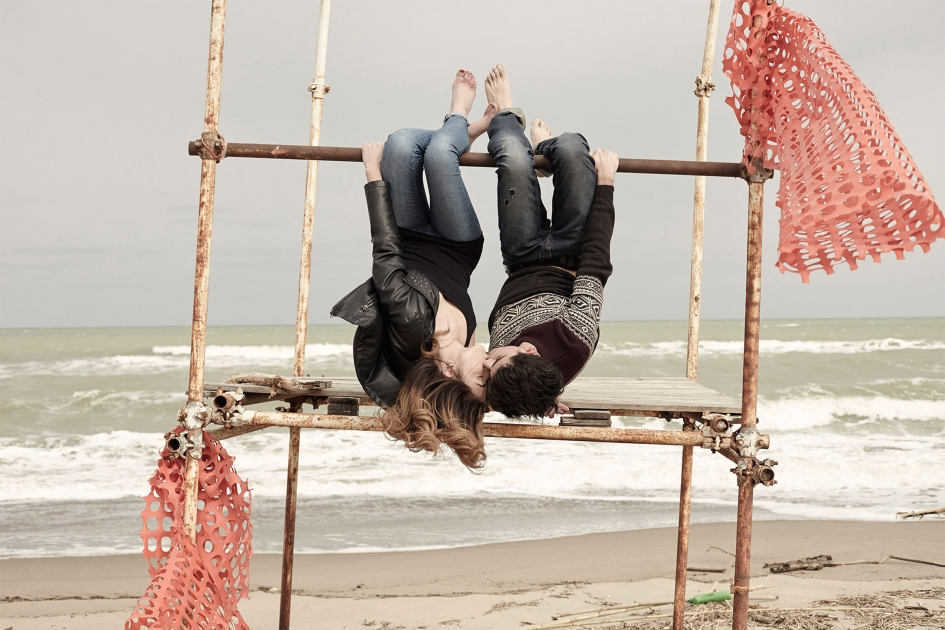 Sven Jacobsen Lifestyle Photographer Family Beach Couple Kissing