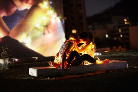 Sven Jacobsen Lifestyle Photographer Kissing Projection Rooftop