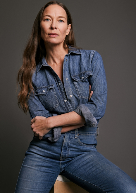 Marie Isabel Scharenberg Model New York sitting Jeans outfit